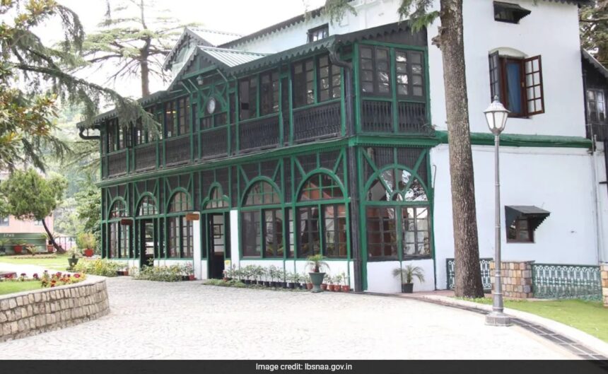 ఎంపిక చేసిన సివిల్ సర్వీస్ అభ్యర్థులు సోషల్ మీడియాలో జాగ్రత్త వహించాలని సలహా ఇచ్చారు, పబ్లిక్ డెకోరం నిర్వహించండి