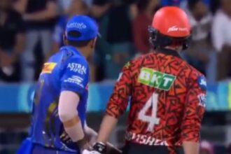 ఐపిఎల్ 2025 లో MI vs SRH సమయంలో సూర్యకుమార్ యాదవ్ అభిషేక్ శర్మ పాకెట్ మిడ్-మ్యాచ్‌ను తనిఖీ చేస్తాడు. అప్పుడు ఇది జరుగుతుంది