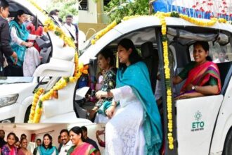 కరీమ్నగర్ కలెక్టర్: ఆటో ఆటో నడిపిన కలెక్టర్ కలెక్టర్, మహిళలకు డ్రైవింగ్ శిక్షణ ప్రారంభం ప్రారంభం