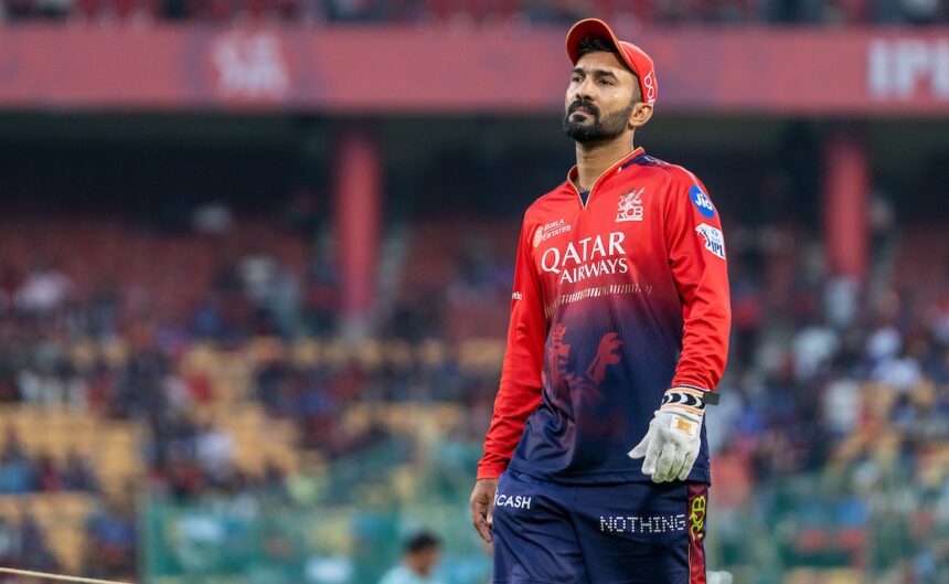 "క్యూరేటర్‌ను అడిగారు ...": ఆర్‌సిబి మెంటర్ దినేష్ కార్తీక్ ఐపిఎల్ పిచ్ వివాదానికి ఇంధనాన్ని జోడిస్తాడు