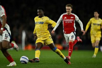 క్రిస్టల్ ప్యాలెస్ నిర్వహించిన ఆర్సెనల్ తరువాత ప్రీమియర్ లీగ్ టైటిల్ అంచున లివర్‌పూల్