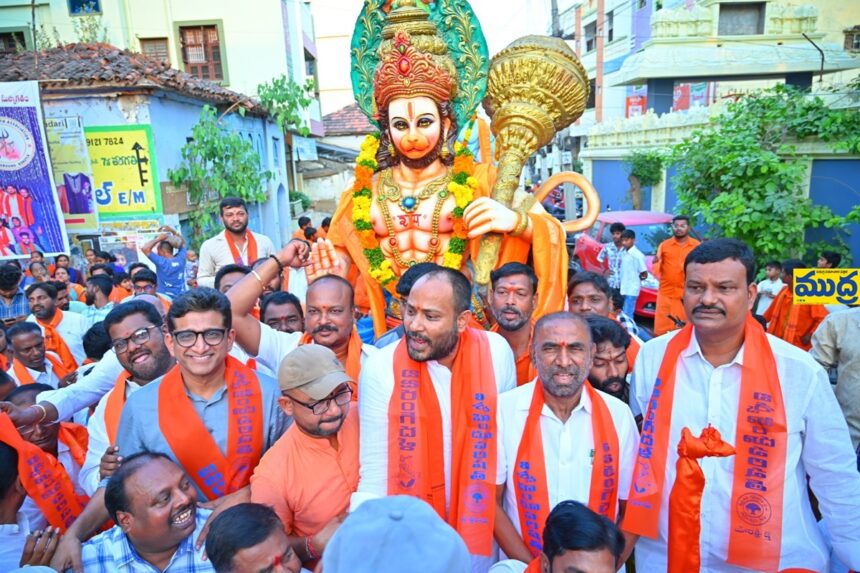 గడప లోపలే కులం, కడప కడప దాటితే హిందువులం