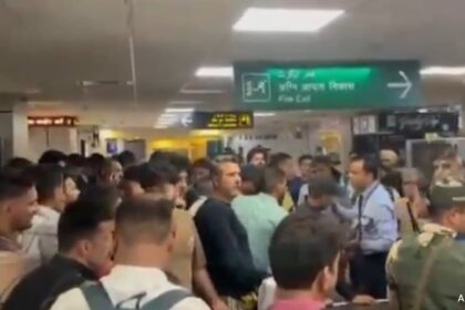 చెడు వాతావరణం కారణంగా ఫ్లైయర్స్ జమ్మూలో చాలా ఆలస్యం అవుతుందని ఫిర్యాదు చేస్తారు