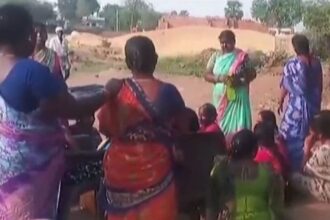 జంగాన్ విషాదం: ప్రాణం తీసిన తీసిన దందా .. ట్రాక్టర్ ట్రాక్టర్ పడి యువకుడు యువకుడు దుర్మరణం