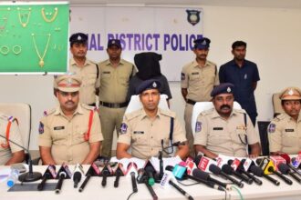 జగ్టియల్ క్రైమ్: జగిత్యాలలో జగిత్యాలలో గజదొంగ - రూ .25 లక్షల విలువైన బంగారు ఆభరణాలు ఆభరణాలు ఆభరణాలు