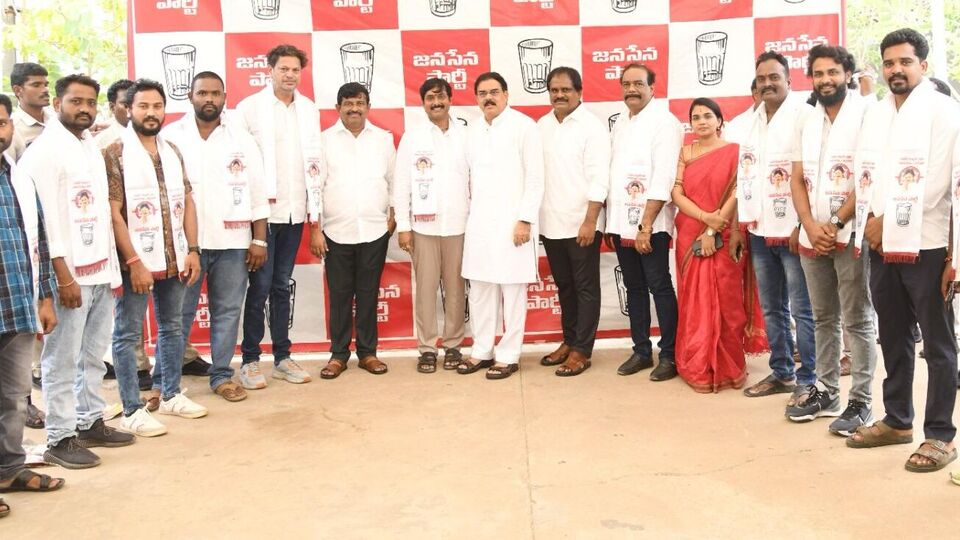 జనసేనలోకి గ్రేటర్ విశాఖ వైసీపీ కార్పోరేటర్లు కార్పోరేటర్లు, పార్టీ పిఏసీ ఛైర్మన్‌ నాదెండ్ల మనోహర్ సమక్షంలో చేరిక సమక్షంలో