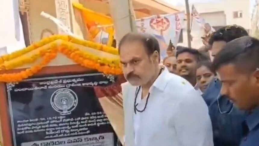 టీడీపీ వర్సెస్ జనసేన జనసేన .. పిఠాపురంలో పిఠాపురంలో ఆధిపత్య పోరు .. సోషల్ సోషల్ మీడియాలో డైలాగ్ డైలాగ్ డైలాగ్ వార్!
