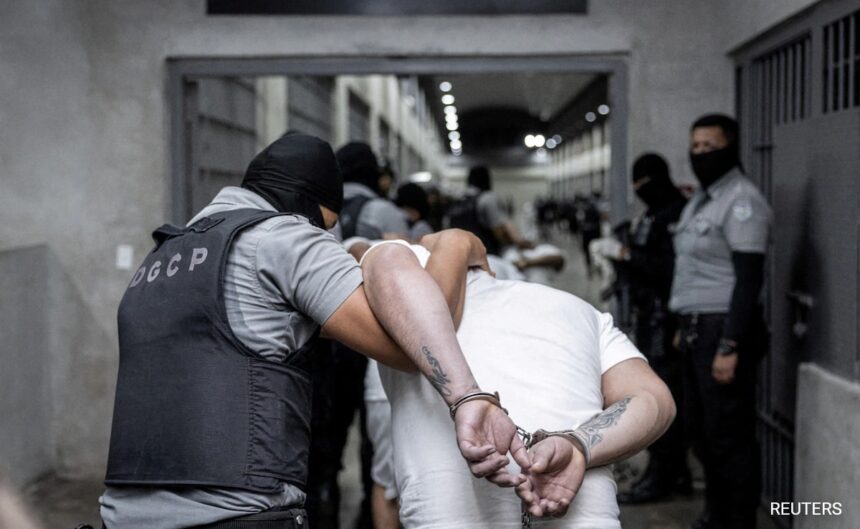 ట్రంప్ విధానంపై అలారం తీవ్రతరం కావడంతో యుఎస్ ఎల్ సాల్వడార్ బహిష్కరణకు "లోపం" ను అంగీకరించింది