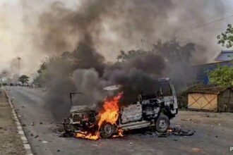 ట్రాక్‌లు నిరసనలుగా నిరోధించబడ్డాయి, వక్ఫ్ చట్టంపై బెంగాల్ యొక్క కొన్ని భాగాలలో హింస విచ్ఛిన్నమైంది