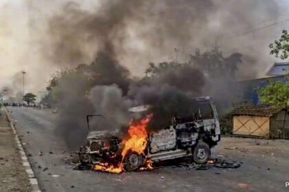 ట్రాక్‌లు నిరసనలుగా నిరోధించబడ్డాయి, వక్ఫ్ చట్టంపై బెంగాల్ యొక్క కొన్ని భాగాలలో హింస విచ్ఛిన్నమైంది