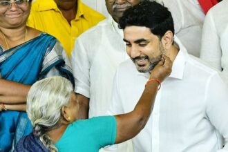 నారా లోకేష్: మంగళగిరిలో వెయ్యి వెయ్యి కోట్ల స్థలాలకు స్థలాలకు .. ఇళ్ల పట్టాలు పంపిణీ చేసిన నారా నారా నారా