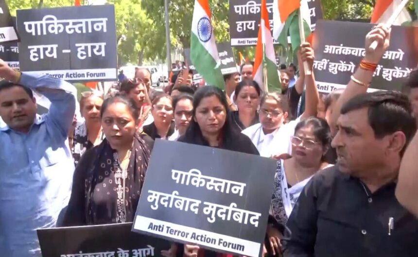 పాక్ హై కమిషన్ వెలుపల భారీ నిరసన, పహల్గామ్ దాడిపై ఆగ్రహం