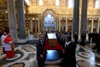 పోప్ ఫ్రాన్సిస్ తన అభిమాన రోమ్ చర్చి లోపల ఖననం చేయబడ్డాడు