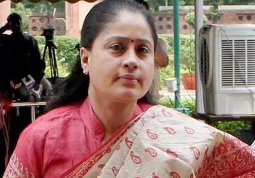 పోలీస్‌ స్టేషన్‌లో విజయశాంతి విజయశాంతి .. అసలేం అసలేం?