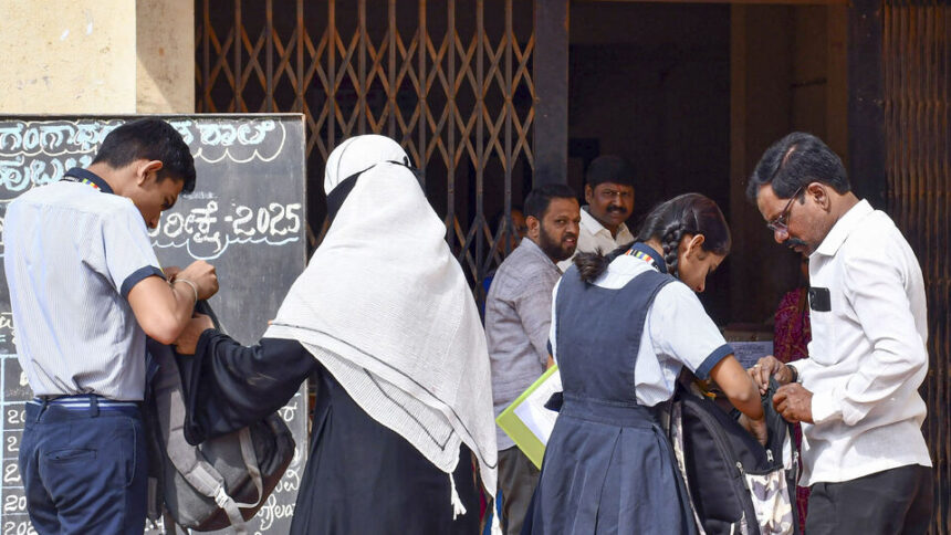 'ప్రేమ ఓడిపోతుంది మాస్టారు' -చదువుకుని పాసవండ్రా పాసవండ్రా .. 10 వ తరగతి ఆన్సర్ షీట్స్లో షీట్స్లో. 500 నోట్లు!