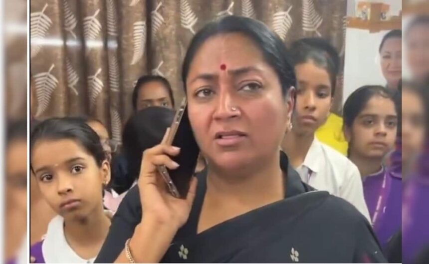 ఫీజు పెంపు తర్వాత Delhi ిల్లీ ముఖ్యమంత్రి పాఠశాలలో విరుచుకుపడ్డాడు