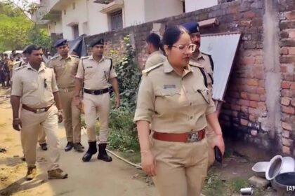 బీహార్లో పిల్లల ముందు లాఠీతో మ్యాన్ భార్యను కొట్టాడు, వీడియో వైరల్