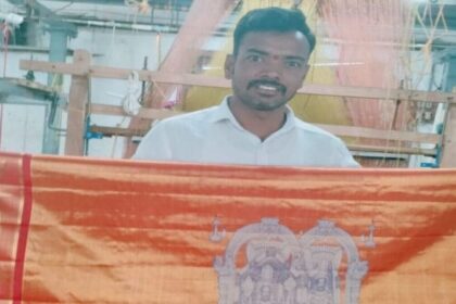 భద్రాద్రి సీతమ్మకు పసిడి పసిడి పట్టుచీర పట్టుచీర పట్టుచీర సిరిసిల్ల సిరిసిల్ల చేనేత కళాకారుడి ప్రతిభ ప్రతిభ ప్రతిభ ప్రతిభ ప్రతిభ ప్రతిభ ప్రతిభ ప్రతిభ ప్రతిభ ప్రతిభ ప్రతిభ- భద్రాచలం సీతామా దేవి సిర్కిల్లా వీవర్ సున్నితమైన సమర్పణ కోసం గోల్డెన్ సిల్క్ చీర, తెలంగాణ న్యూస్