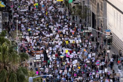 మా అంతటా డోనాల్డ్ ట్రంప్‌పై వేలాది మంది నిరసన
