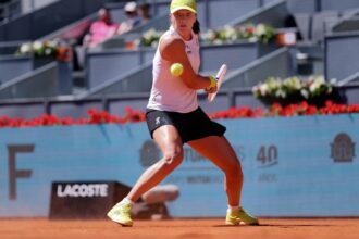 మాడ్రిడ్ ఓపెన్ డిఫెన్స్ ప్రారంభించడానికి ఐజిఎ స్వీటక్ అలెగ్జాండ్రా ఈలా భయానక నుండి బయటపడింది