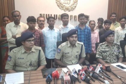 మావోయిస్టు పార్టీకి మరో మరో ..! ఒకేసారి 22 మంది దళ దళ సభ్యులు లొంగుబాటు -22 మావోయిస్ట్ పార్టీ సభ్యులు ములుగు ఎస్పి షబారిష్ ముందు లొంగిపోతారు, తెలంగాణ తెలంగాణ తెలంగాణ