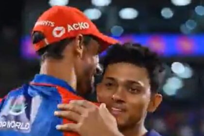 మిచెల్ స్టార్క్ వద్ద అపఖ్యాతి పాలైన "నెమ్మదిగా" జిబే తరువాత, యస్ లెజెండ్‌తో యశస్వి జైస్వాల్ బంధాలు. చూడండి