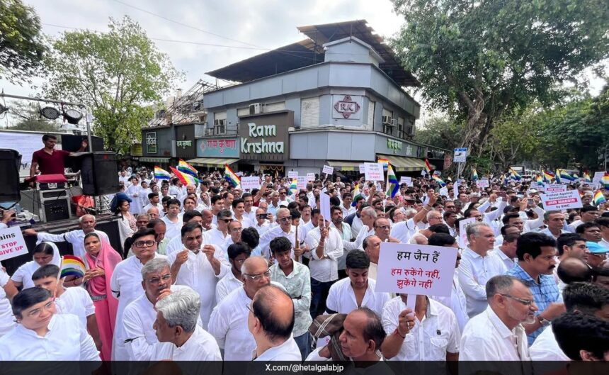 ముంబై సివిక్ బాడీ జైన్ టెంపుల్ కూల్చివేతపై వరుస తర్వాత అధికారికంగా బదిలీ చేస్తుంది