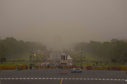 మేఘావృతమైన ఆకాశం, తేలికపాటి చినుకులు ిల్లీకి ఉపశమనం కలిగిస్తాయి.