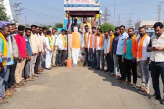 మోడీ చిత్రపటానికి పాలాభిషేకం - ముద్రా న్యూస్