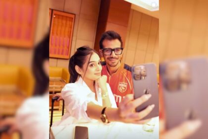 యుజ్వేంద్ర చాహల్ ఆర్‌జె మహ్వాష్‌తో ఫోటోను పోస్ట్ చేసి, ఆపై పోస్ట్‌పై ఇలా వ్యాఖ్యానించారు: "మీరు అబ్బాయిలు నా వెన్నెముక"