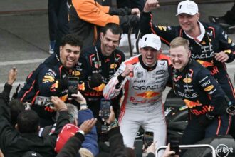 రెడ్ బుల్ యొక్క మాక్స్ వెర్స్టాప్పెన్ లాండో నోరిస్ నుండి జపనీస్ జిపిని గెలుచుకున్నాడు