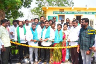వరి ధాన్యం కొనుగోలు కొనుగోలు కేంద్రాన్ని ఎమ్మెల్యే ఎమ్మెల్యే మేడిపల్లి సత్యం