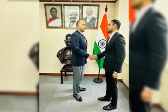 షాంఘై కాన్సుల్ జనరల్ ప్రాటిక్ మాథుర్ కరణ్ అదానీని కలుస్తాడు, కీలకమైన వృద్ధి ప్రాంతాలను చర్చిస్తాడు