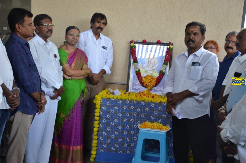 సర్దార్ సర్వాయి పాపన్న గౌడ్ కు ఘన నివాళి నివాళి