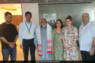 హిమాంటా శర్మ ఛార్జర్‌ను ఫ్లైట్ ప్యాసింజర్‌కు తిరిగి ఇస్తాడు, అతనికి ఒక గామోచా బహుమతిగా ఇస్తాడు