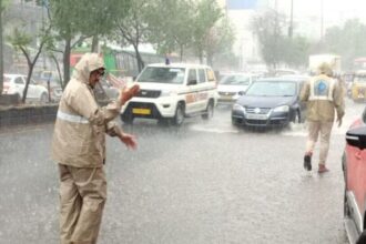 హైదరాబాద్ వర్షాలు: హైదరాబాద్‌లో హైదరాబాద్‌లో దంచికొట్టిన .. బయటకు రావొద్దని జీహెచ్ఎంసీ.