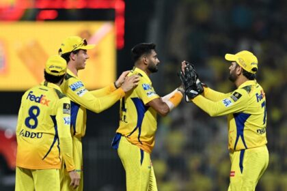 1 ఓవర్లో 33 పరుగులు: సిఎస్‌కె కోచ్ ఎంఎస్ ధోని 19 వ ఓవర్లో ఖలీల్ అహ్మద్ వర్సెస్ ఆర్‌సిబితో ఎందుకు వెళ్ళాడో వివరించాడు