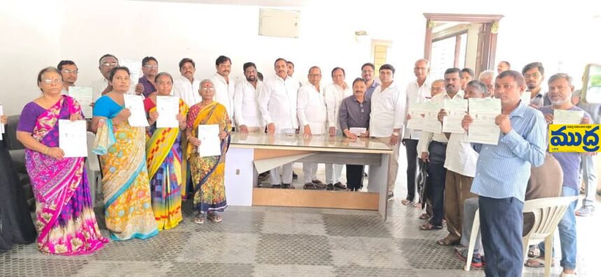 20,47,000 రూపాయల చెక్కులను పంపిణీ చేసిన పీయేసీ చైర్మన్ ఆరెకపూడి ఆరెకపూడి గాంధీ