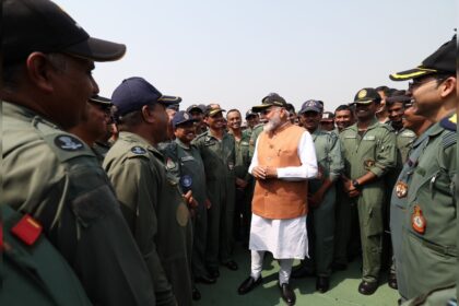 PM మోడీ అడాంపూర్ ఎయిర్‌బేస్‌ను సందర్శిస్తాడు, కాల్పుల విరమణ తర్వాత సైనికులతో సంకర్షణ చెందుతాడు