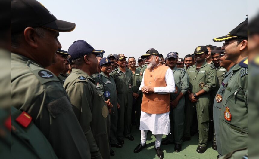 PM మోడీ అడాంపూర్ ఎయిర్‌బేస్‌ను సందర్శిస్తాడు, కాల్పుల విరమణ తర్వాత సైనికులతో సంకర్షణ చెందుతాడు