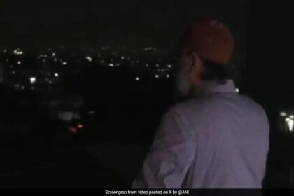 అసదుద్దీన్ ఓవైసీ వక్ఫ్ చట్టానికి వ్యతిరేకంగా 'లైట్స్ ఆఫ్' నిరసనలో పాల్గొంటాడు