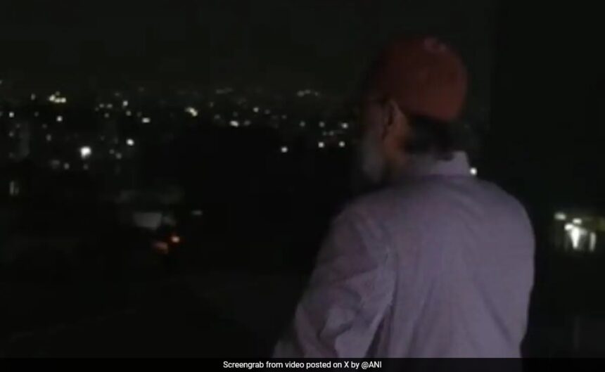 అసదుద్దీన్ ఓవైసీ వక్ఫ్ చట్టానికి వ్యతిరేకంగా 'లైట్స్ ఆఫ్' నిరసనలో పాల్గొంటాడు