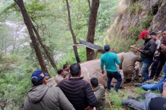 ఉత్తరాఖండ్ యొక్క ఉత్తర్కాషి సమీపంలో హెలికాప్టర్ క్రాష్ అవుతున్నప్పుడు 4 మంది పర్యాటకులు మరణించారు