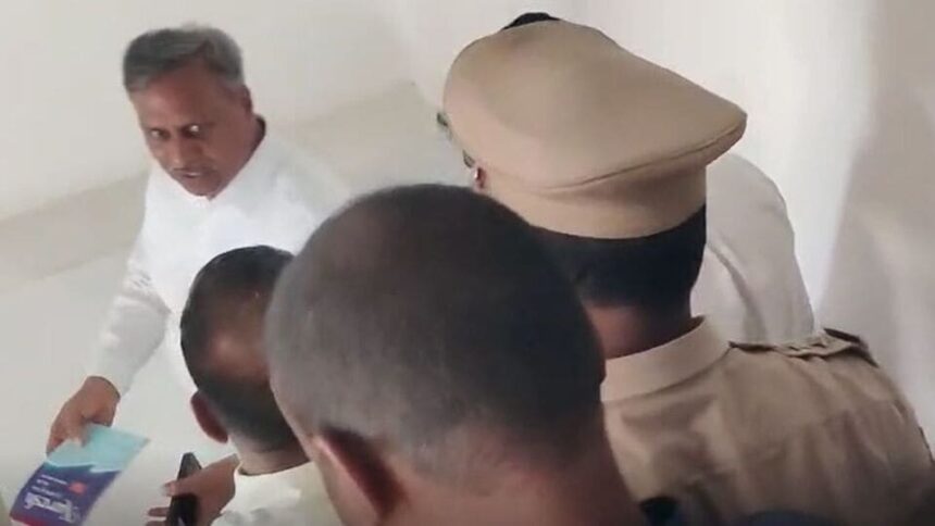 కాంగ్రెస్ ఎమ్మెల్యేపై బీఆర్ఎస్ బీఆర్ఎస్ నేత ఫైర్ .. మంత్రుల ప్రోగ్రామ్‌లోనే ఇద్దరి మధ్య వాగ్వాదం వాగ్వాదం