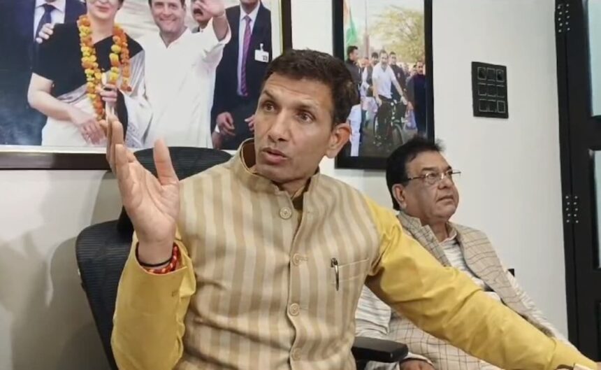 కాంగ్రెస్ నాయకుడు జితు పట్వారీ రూ .11 కోట్ల పాము బైట్ కుంభకోణం: మనిషి 38 సార్లు కరిచారు