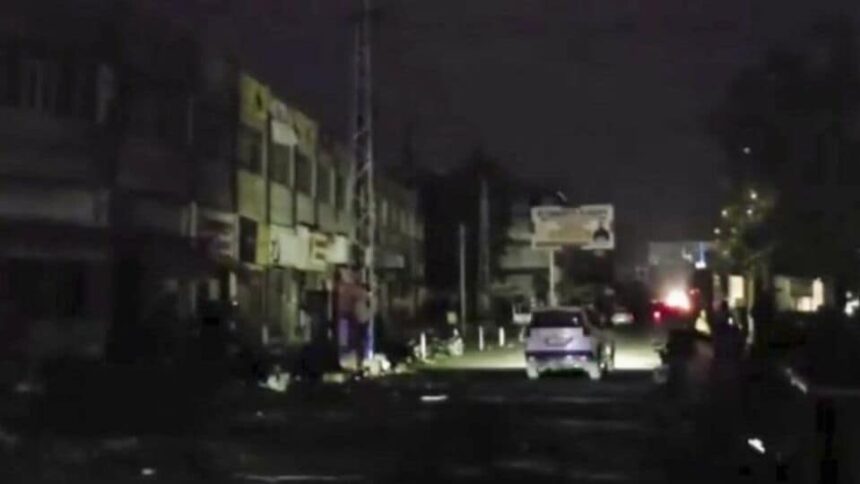 గంట కూడ గడవకముందే, కాల్పుల విరమణ ఒప్పందాన్ని ఉల్లంఘించిన పాకిస్తాన్; జమ్మూలో జమ్మూలో- పాక్ బార్మెర్‌లో జమ్మూ వైమానిక దాడి హెచ్చరికలో ఒప్పందం కుదుర్చుకున్న గంటల్లోనే మరోసారి కాల్పుల విరమణను ఉల్లంఘిస్తుంది,