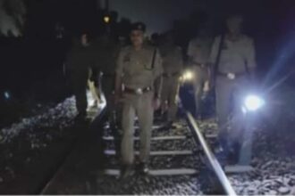 చెక్క బ్లాక్స్ ట్రాక్‌లో దొరికిన తర్వాత రైలు ప్రమాదం మునిగిపోయింది