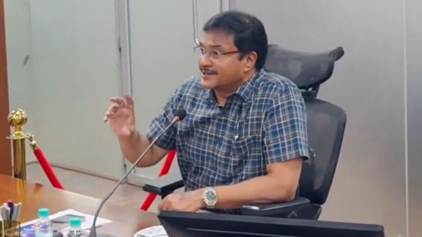 చెరువుల్లో మ‌ట్టి పోస్తే క‌ఠిన క‌ఠిన చ‌ర్య‌లు తప్పవు .. హైడ్రా కమిషనర్ రంగనాథ్ సీరియస్ వార్నింగ్ వార్నింగ్