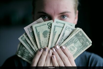 డబ్బు నైతికతను కొనుగోలు చేయగలదా? అధ్యయనం సంపన్న ప్రజలను కొంచెం సాంఘికంగా కనుగొంటుంది