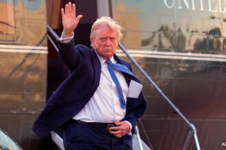 డోనాల్డ్ ట్రంప్ యుఎస్ వెలుపల నిర్మించిన సినిమాలపై 100% సుంకాన్ని ఆదేశించారు